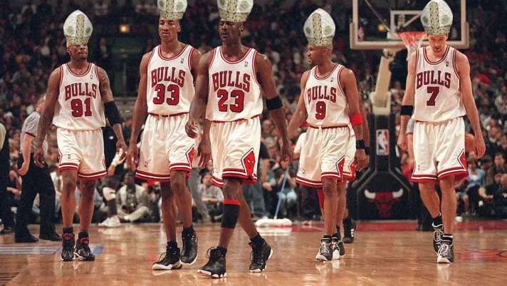 jogadores do chicago bulls com chapéus de papa