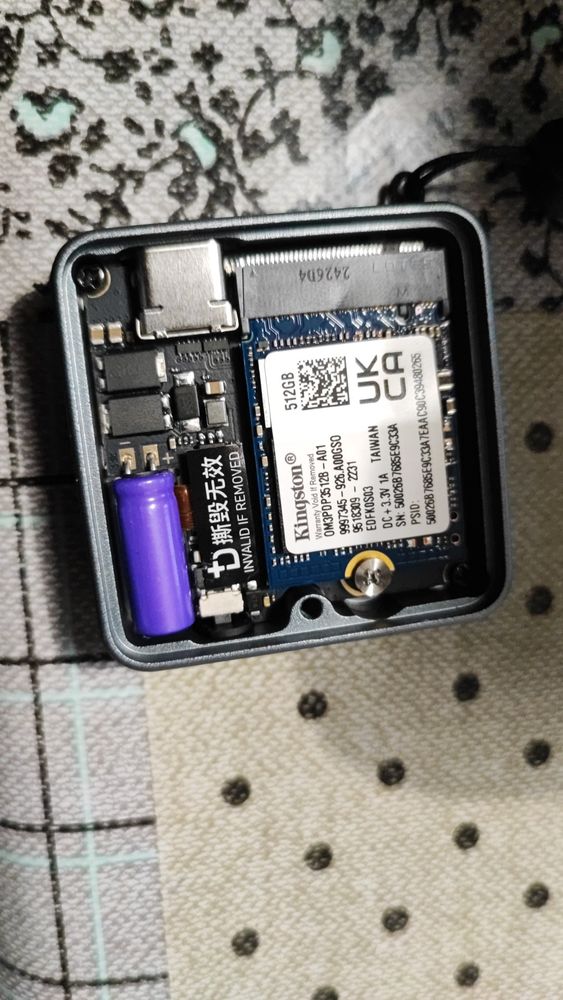 Nvme originale dello steam deck installata in una custodia esterna Dockcase 