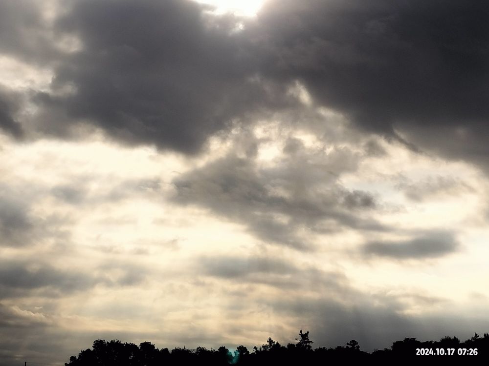 雲の隙間から降り注ぐ秋の陽