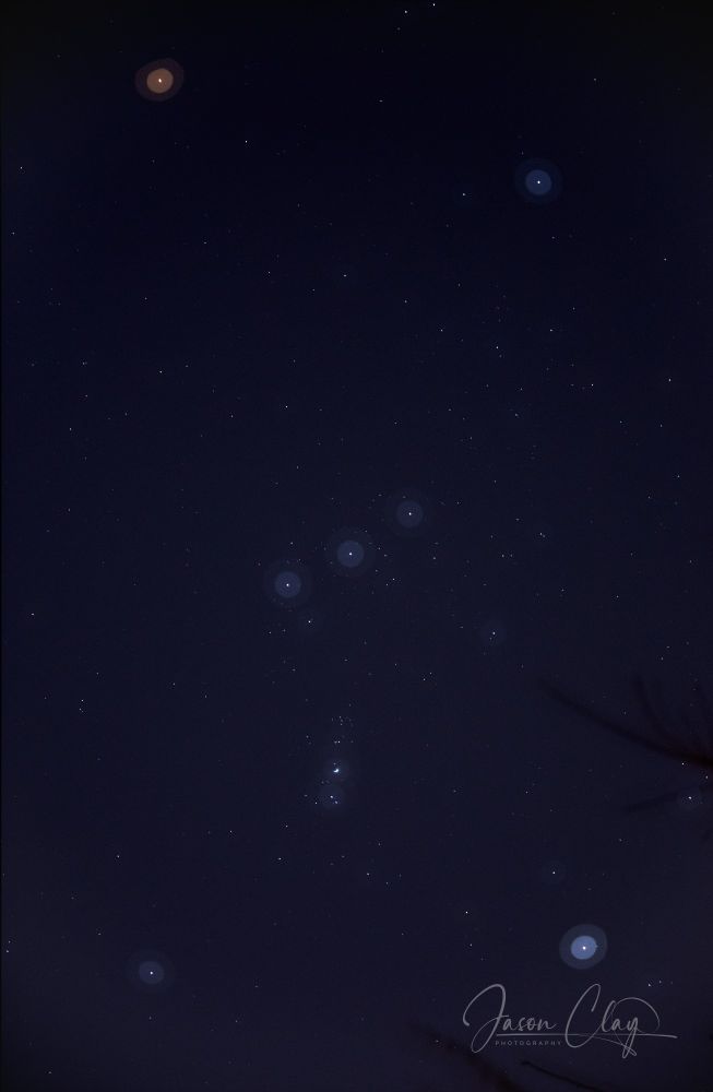 The stars Castor and Pollux form a triangle with Mars. A technique called Bokeh Blast reveals the objects colors. 