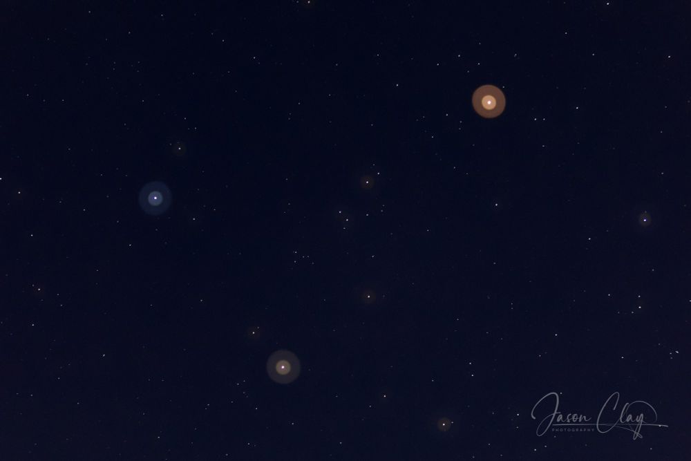 The stars Castor and Pollux form a triangle with Mars. A technique called Bokeh Blast reveals the objects colors. 