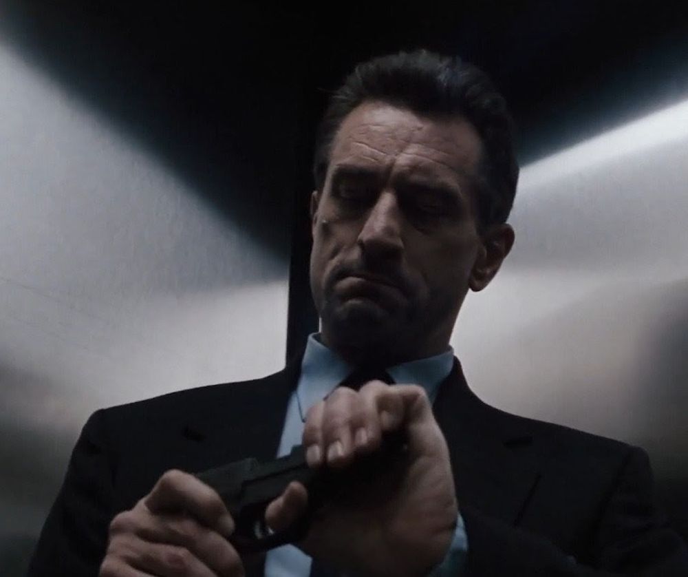 heat (1995), bob aura deniro checking his pistol in the coolest, most exciting way possible 📽️