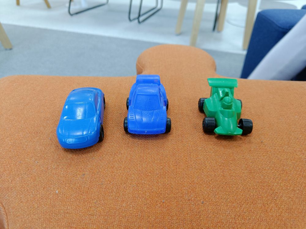 3 leikkiautoa: tavallinen, urheiluauto ja formula