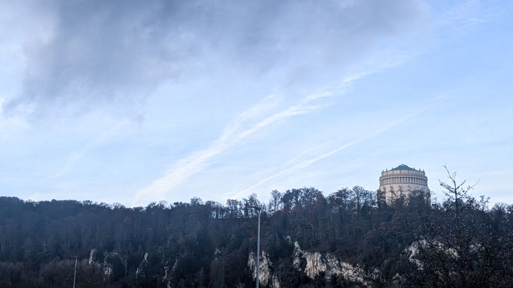 Die Befreiungshalle unter interessanten Wolken 