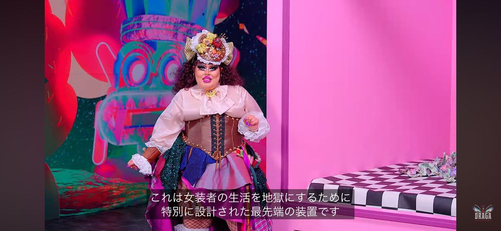 ミニチャレのホスト、アレクシス3XLがゲームのルール説明をしている場面
セリフ: これは女装者の生活を地獄にするために特別に設計された最先端の装置です