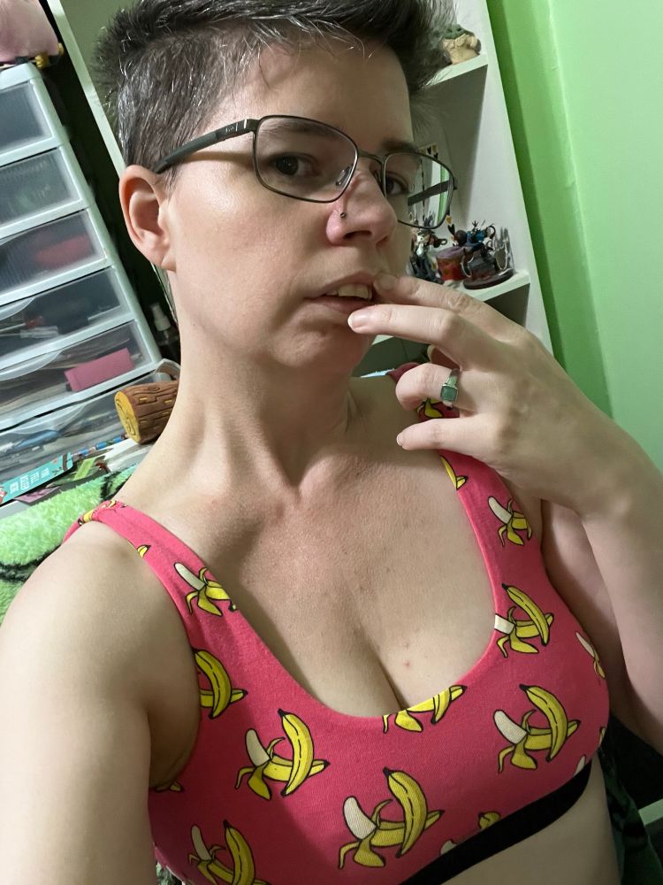 Enby selfie with bannana sports bra
