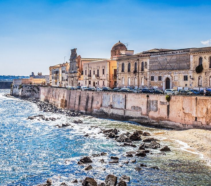 einige alte Häuser an der Küste von Syrakus