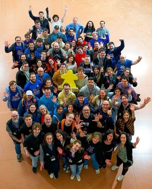 Foto de familia de personal voluntario y entidades participantes en el Joc del Pirineu.