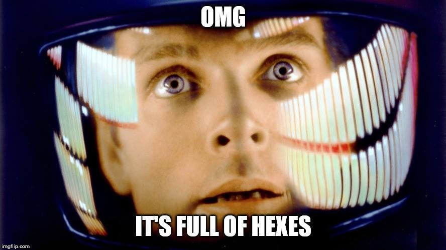 Un meme de Traveller cogido de https://zhodani.space/2019/03/31/traveller-memes/ que dice OMG IT'S FULL OF HEXES con un fotograma de una película en la que sale el primer plano de un astronauta con un casco.