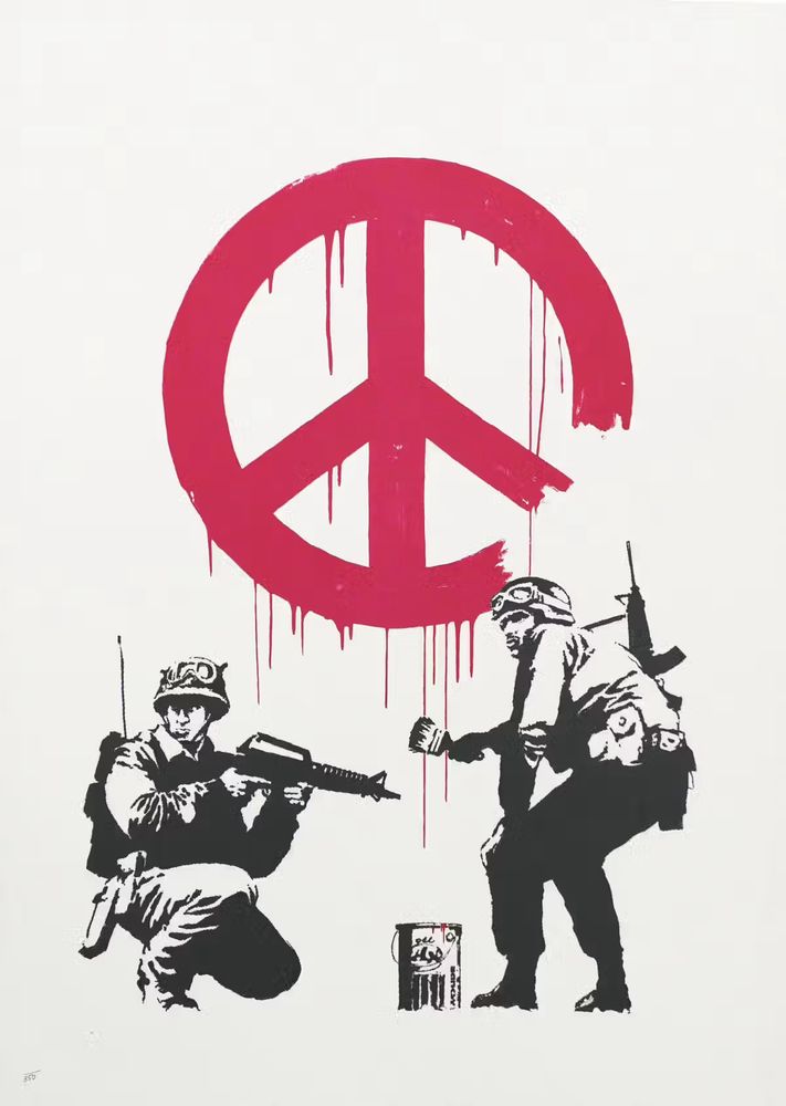CND Soldiers © Banksy 2003

Zwei Soldaten, einer kniend mit Gewehr im Anschlag. Der andere mit Pinsel und Farbeimer, ein großes rotes Peace-Zeichen an die Wand malend. Beide schauen sich vorsichtig um, als könnten sie jeden Moment erwischt werden. 