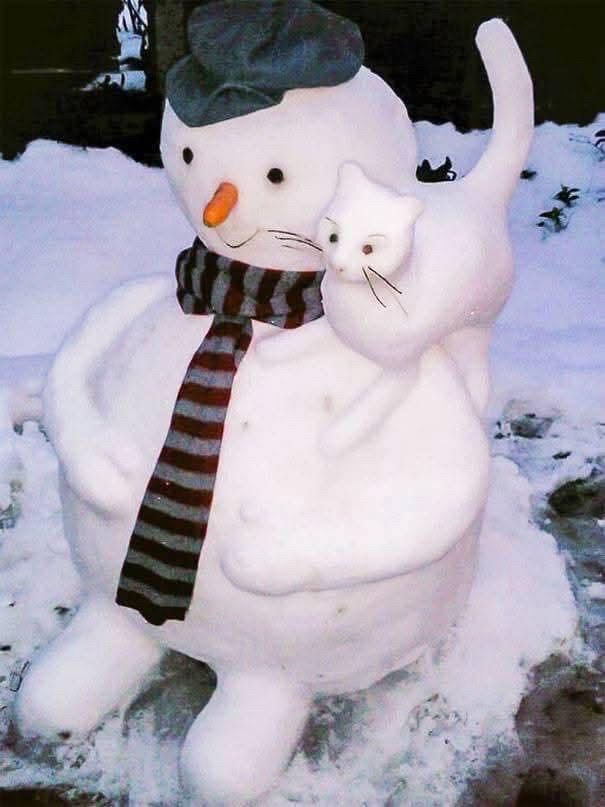 (Snowman with a snowcat on his shoulder)