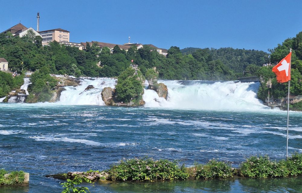 Das Foto zeigt den Rheinfall bei Schaffhausen. 