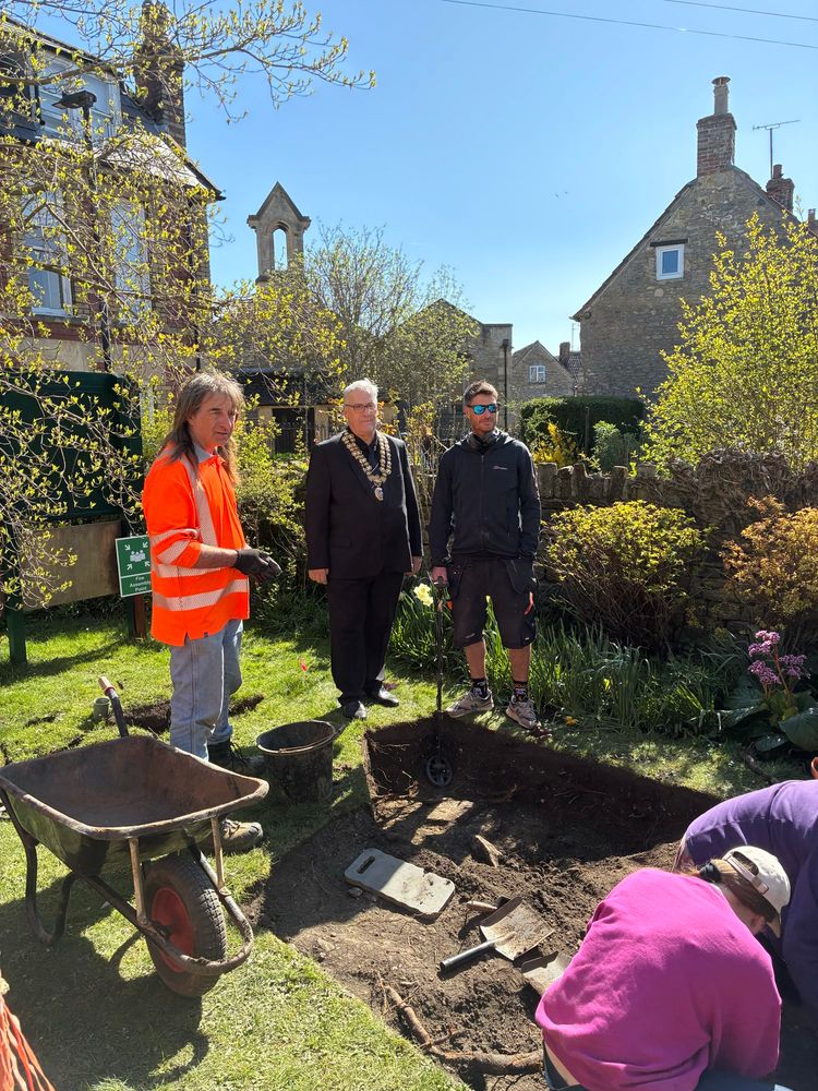 Mayor of Malmesbury with archaeologists from Cotswold Archaeology at the Hobbes Dig eastern trench. 