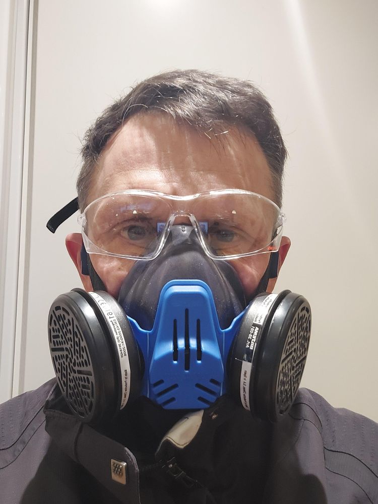 Undertegnede iført briller, maske og ørepropper. Jeg smiler under masken!