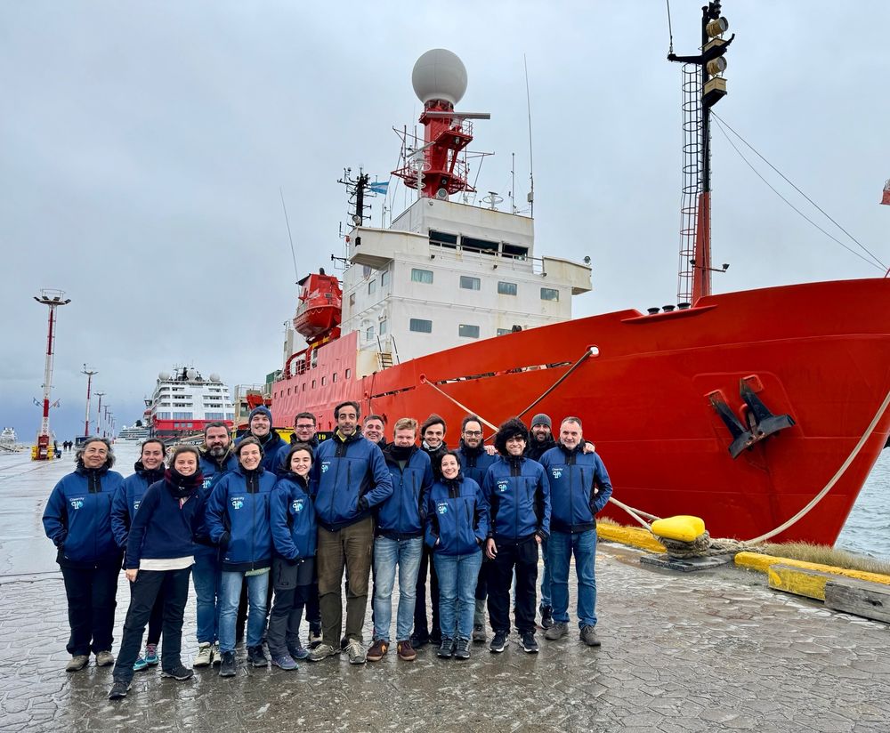 Us presentem al nostre equip, preparat al port d'Ushuaia per embarcar al BIO Hespérides rumb a la Península Antàrtica.
El projecte CHALLENGE2, liderat per les professores Elisenda Ballesté i Conxita Àvila de la @facultatdeBiologiaUB busca avançar en la recerca dels impactes antròpics a l'Antàrtida.