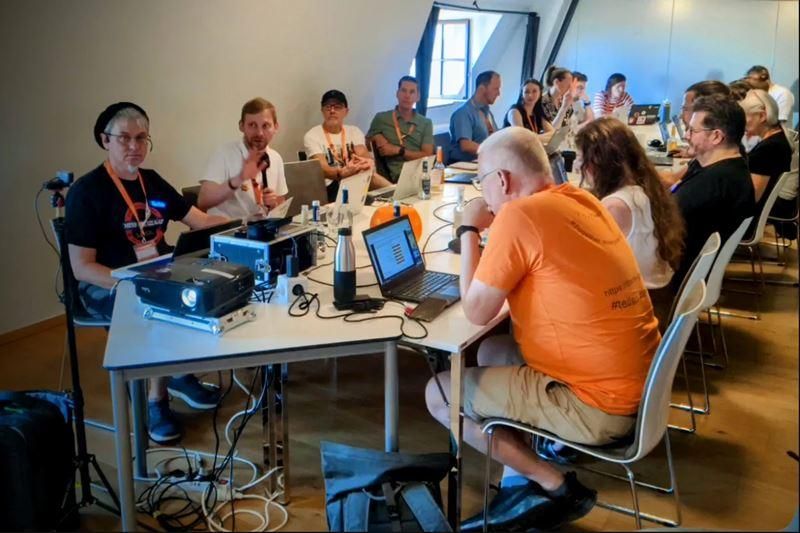 loscon25: Marcel Kirchner und Thomas Schmidt berichten von der Umsetzung des lernOS KI Leitfadens. Bei der Lernreise im Unternehmen konnten über 3000 Telnehmer:innen begeistert werden.