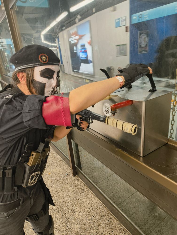 Caveira trying them german wurst 