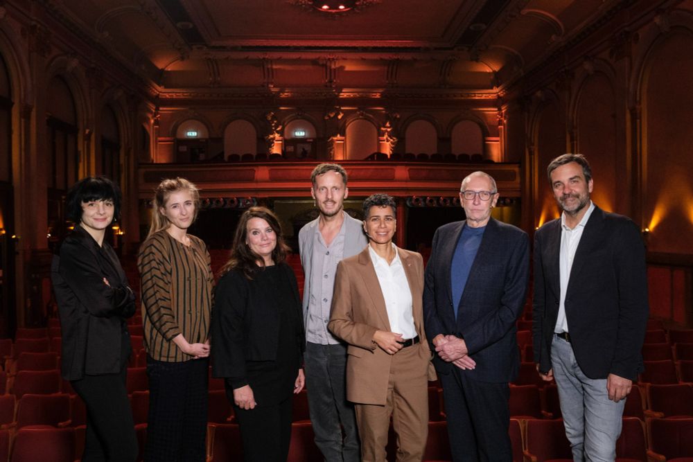 Ein Gruppenfoto mit Eva Konzett, Lina Paulitsch, Lea Susemichel, Michal Hvorecky, Faika El-Nagashi, Konrad Paul Liessmann und Florian Klenk.