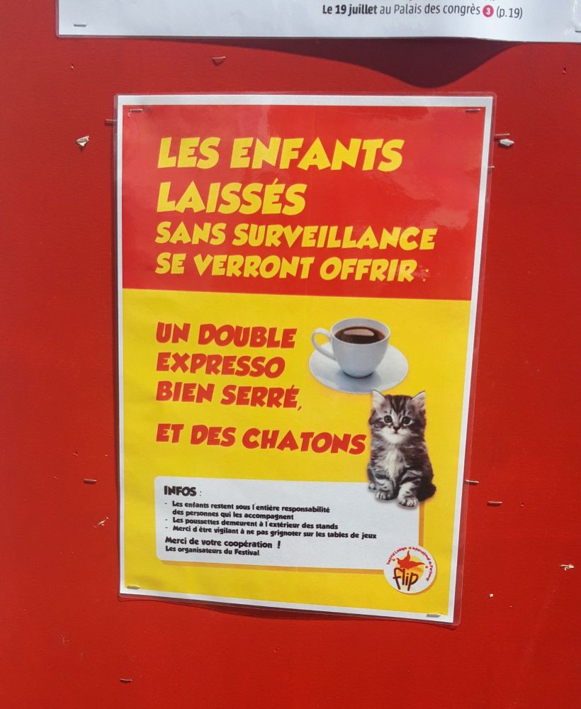 Affiche d'avertissements aux couleurs jaune et rouge du FLIP
"Les enfants laissés sans surveillance se verront offrir un double expressos et des chatons"