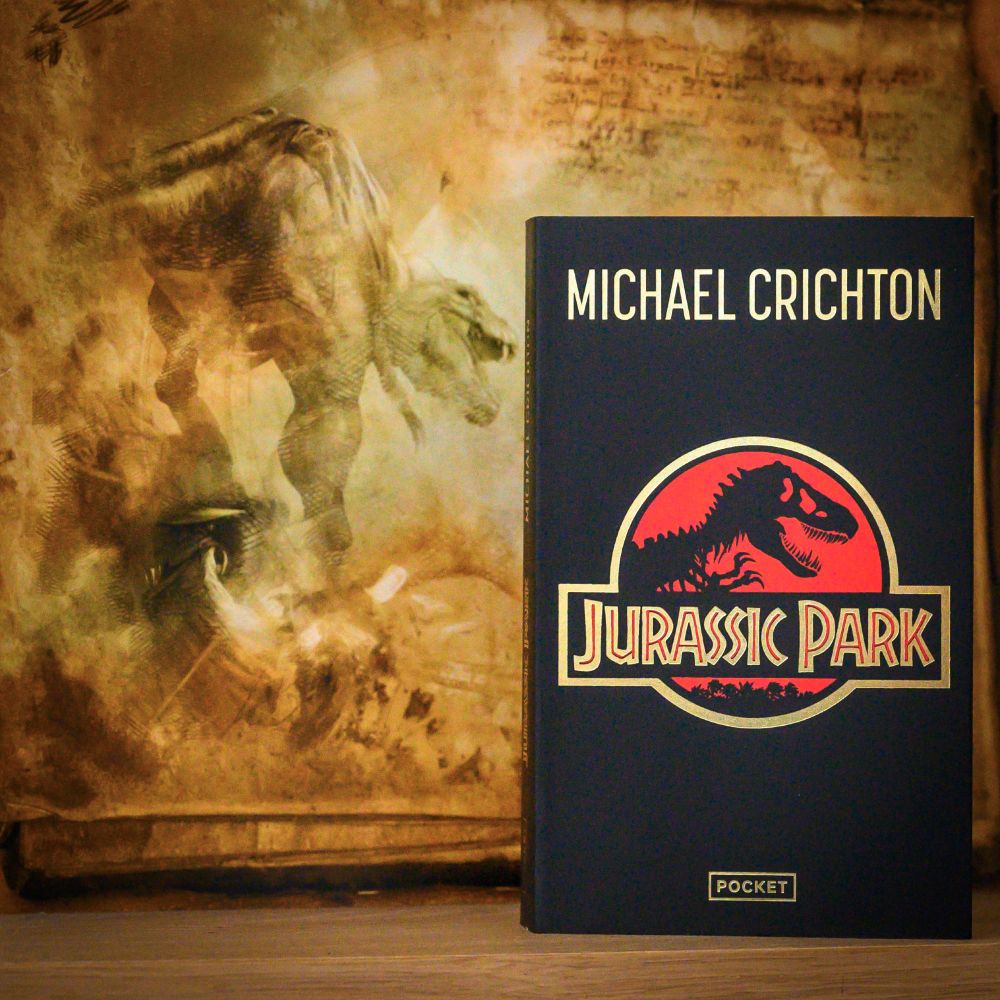 photo du livre de face, sur une étagère en bois, devant une illustration d'un t-rex style parchemin