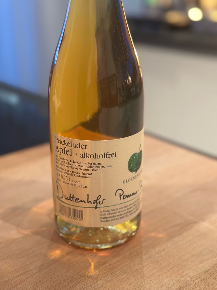 Eine Flasche alkoholfreier Apfelsecco 