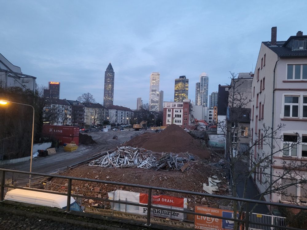 Foto von der S-Bahnstation Galluswarte auf ein großes innerstädtisches Abrissgebiet an der Günderrodtraße. Hier soll ein neues Quartier mit 500 Wohnungn und einem Bürohochhaus entstehen.