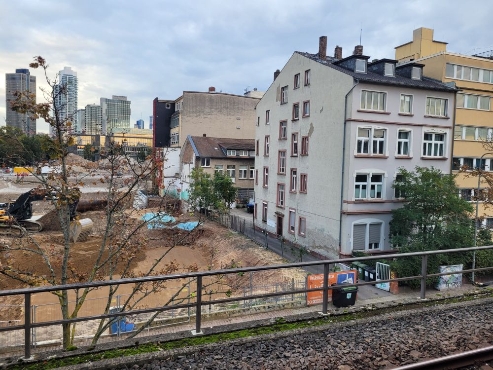Foto von der S-Bahnstation Galluswarte auf ein großes innerstädtisches Abrissgebiet an der Günderrodtraße. Hier soll ein neues Quartier mit 500 Wohnungen und einem Bürohochhaus entstehen.