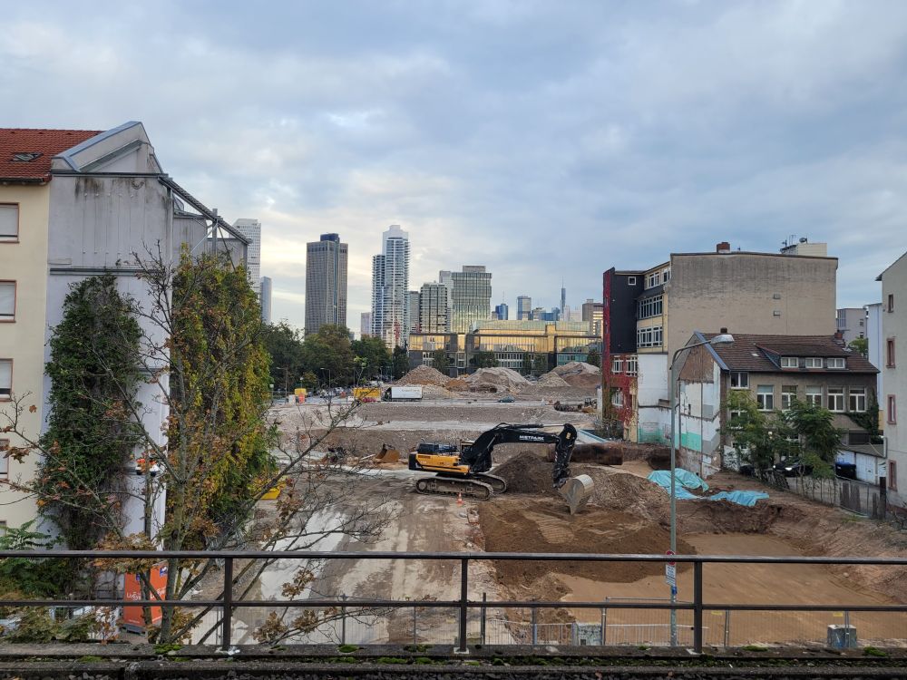 Foto von der S-Bahnstation Galluswarte auf ein großes innerstädtisches Abrissgebiet an der Günderrodtraße. Hier soll ein neues Quartier mit 500 Wohnungen und einem Bürohochhaus entstehen.