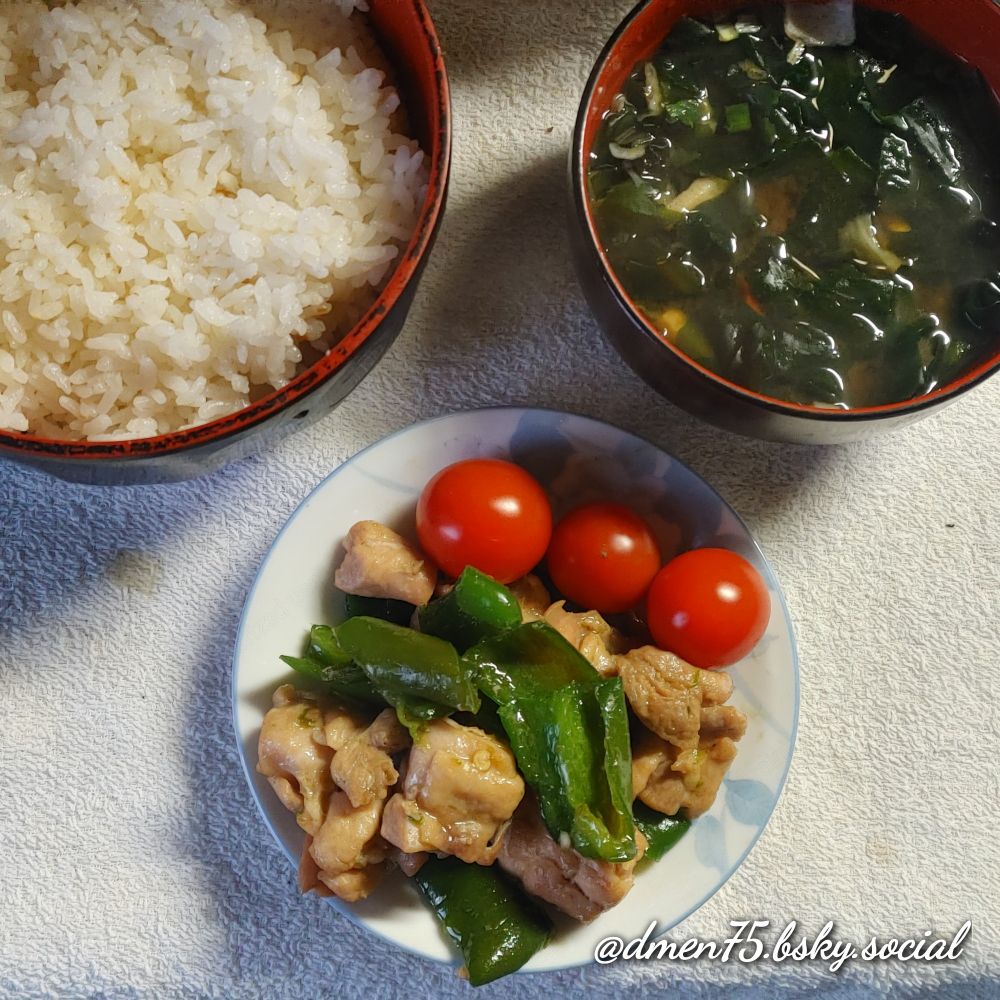 ご飯(左上)，鶏肉とピーマンのバターしょうゆ炒め・ミニトマト(下)，味噌汁(右上)の画像