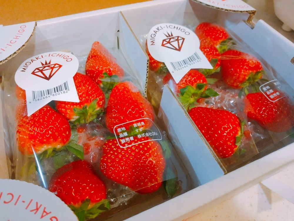 宮城県のミガキイチゴという種類のイチゴ。
真っ赤で大粒。