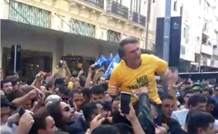 Bolsonaro levando facada no bucho