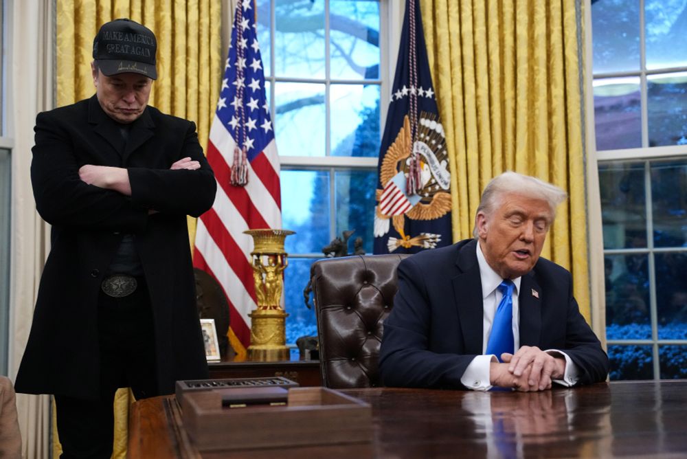 The White House said DOGE’s operational head had left. Then he tried to lead a meeting.