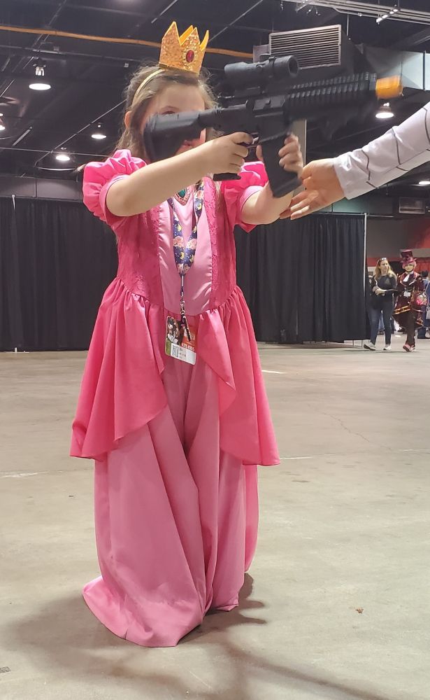Tiny princess Peach has had enough of being kidnapped! She holds an intimidating gun (a toy) and walks forward!

I laughed when I saw her costume, she looked like she was having a blast, and I was 100% here for it.