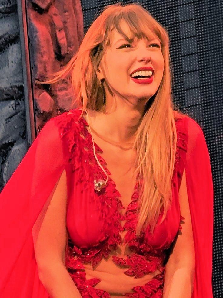 Taylor swift looking really happy during the champagne problems cheer 
