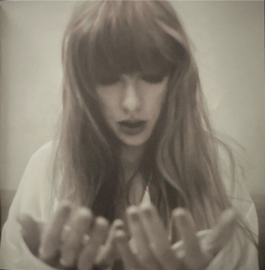 taylor swift looking at her hands 