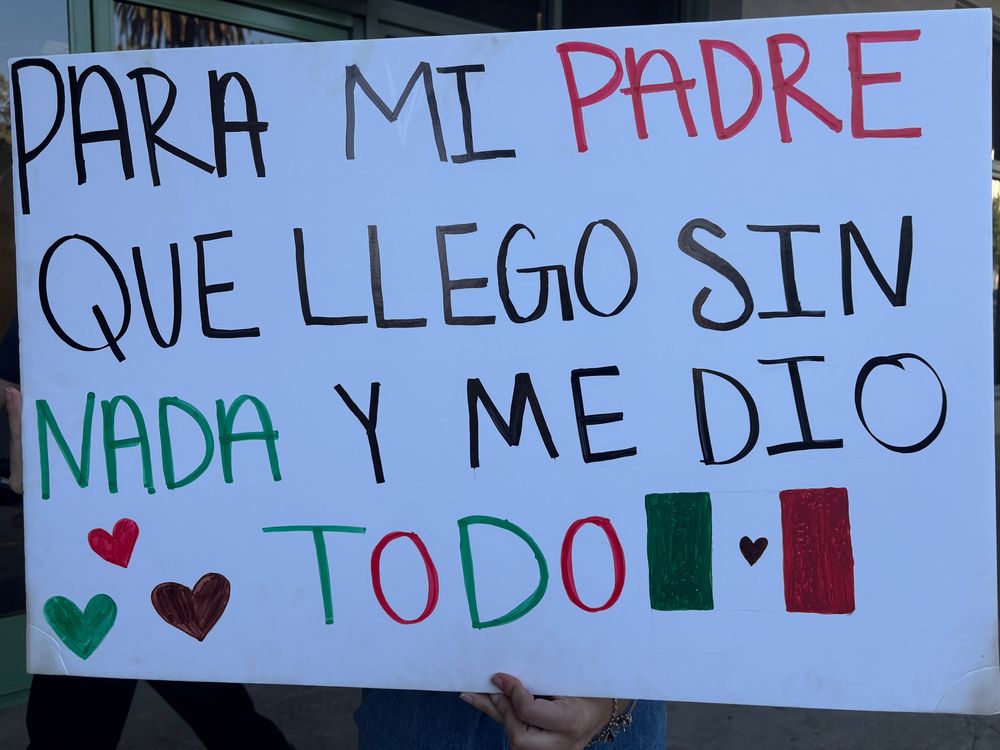 Para mi padre que llegó sin nada y me dió todo. 