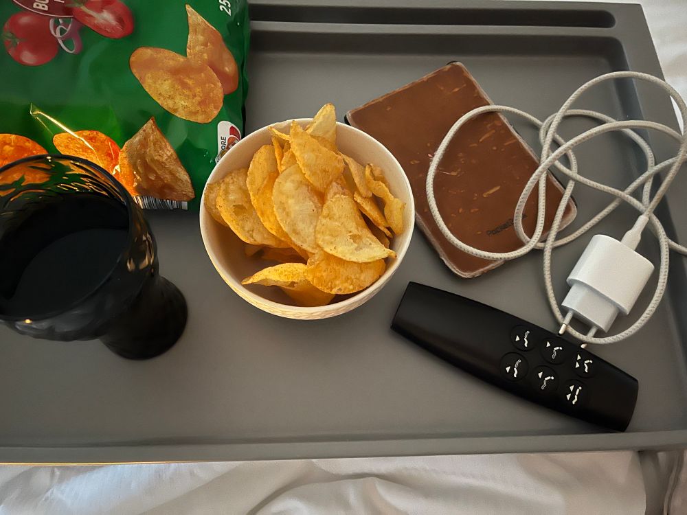 Snipperdag. Bed, chips, boek, cola 