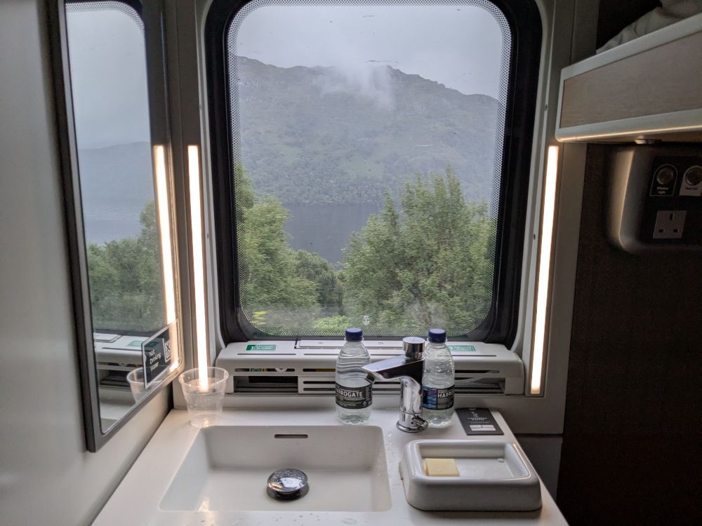 Blick in die Highlands beim Zähneputzen 