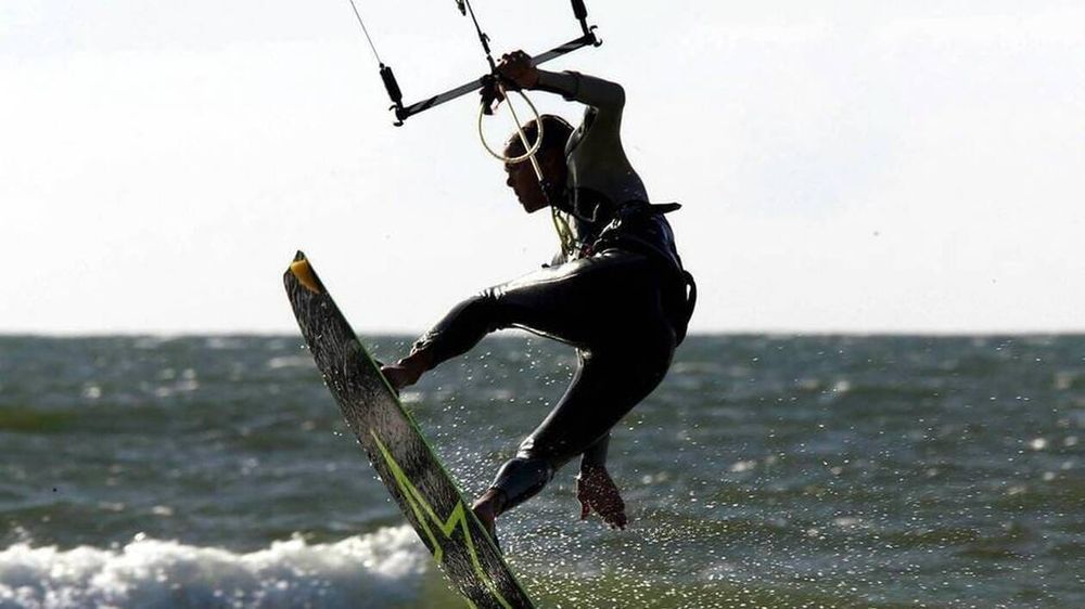 Accident mortel dans le Finistère : une rafale de vent projette un kitesurfeur contre une maison