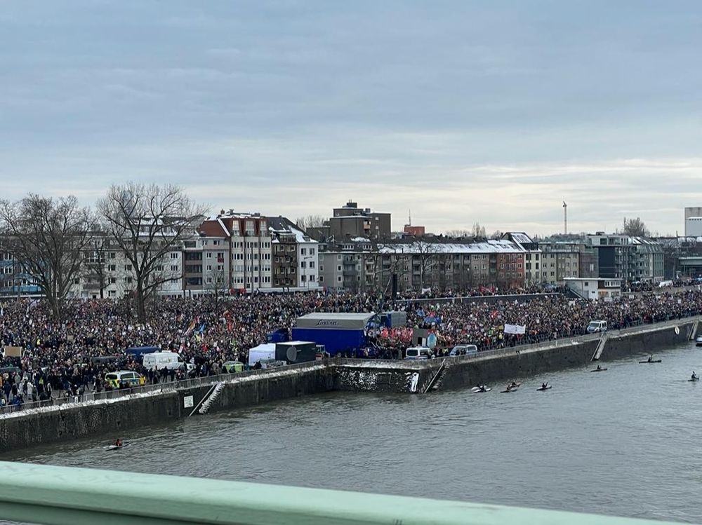 Blick von der Hohenzollernbrücke auf das von 70000 Protestanten bevölkerte Rheinufer in Köln Deutz