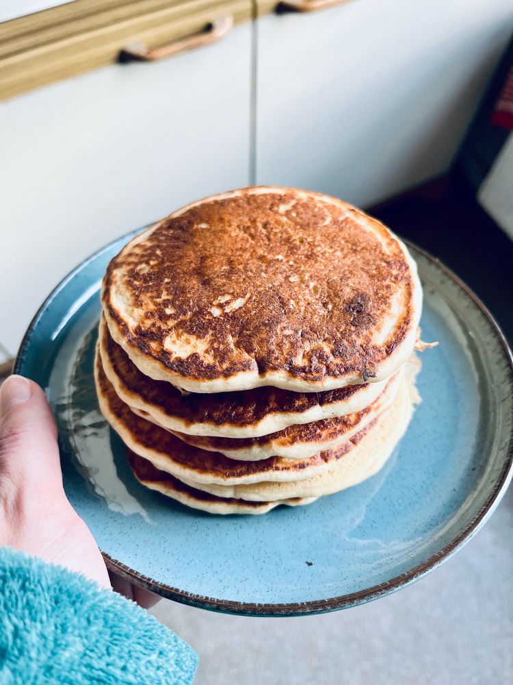Une pile de pancake sur une assiette plate bleu gris