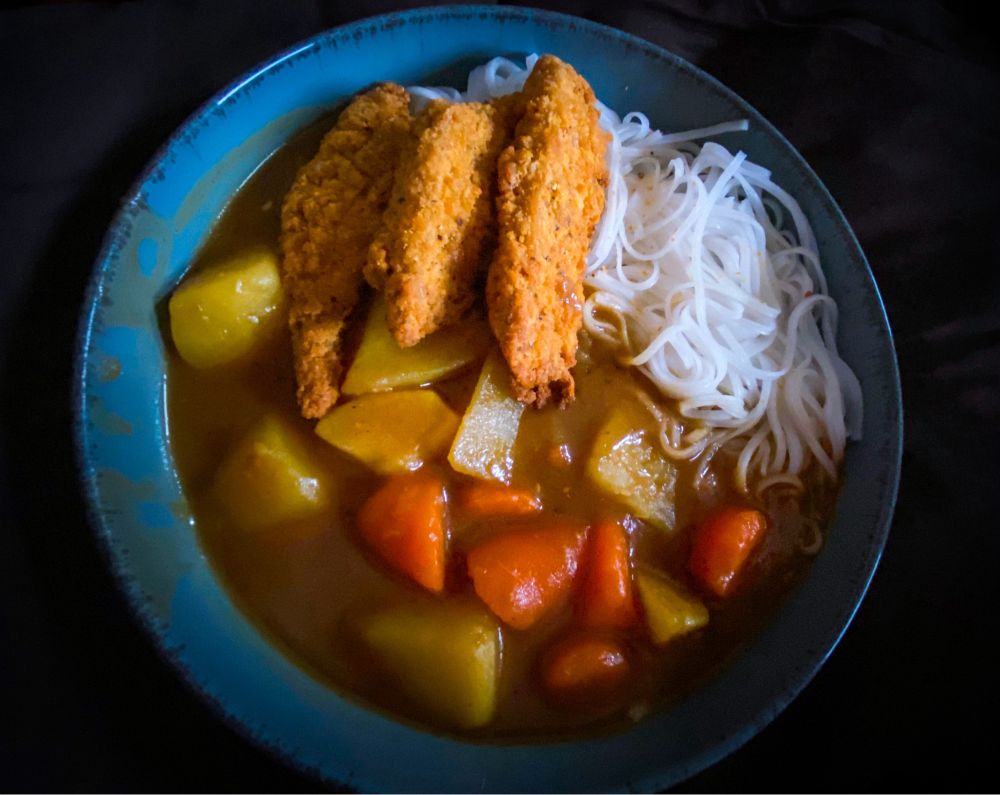 Curry japonais avec aiguillettes végétales accompagné de nouilles de riz