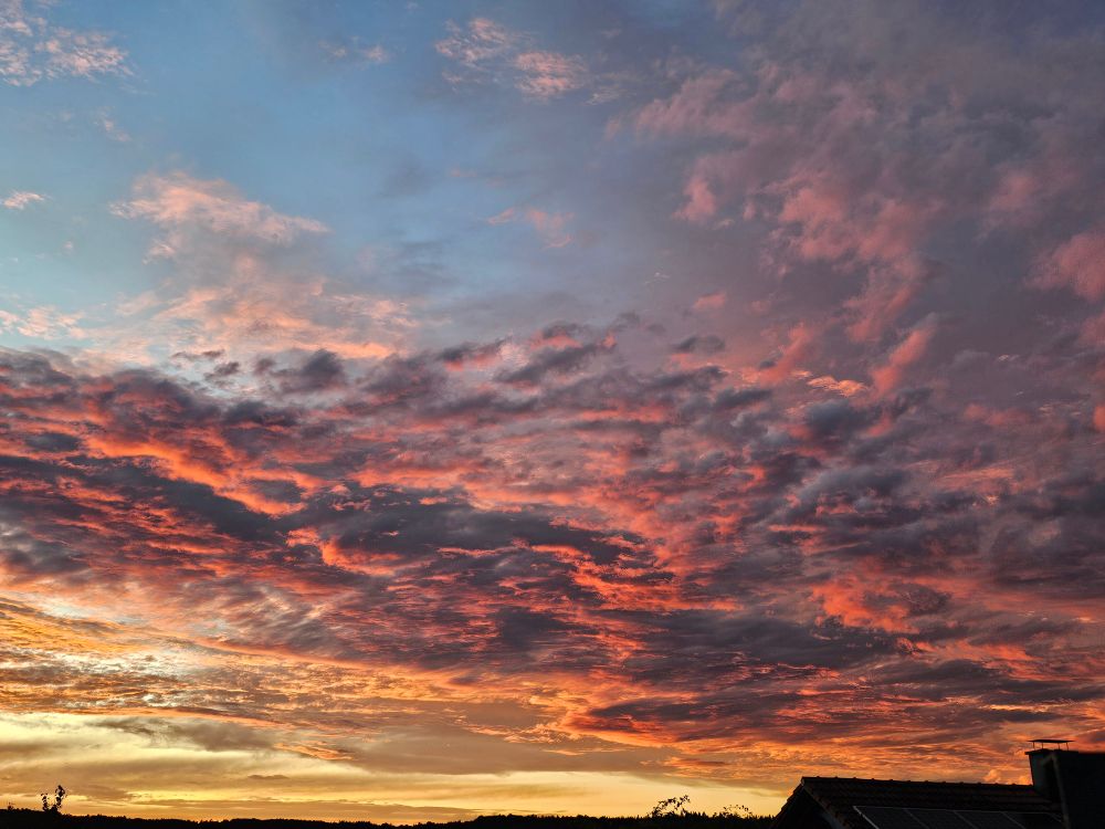 Sonnenuntergang mit eindrucksvollen Wolken 