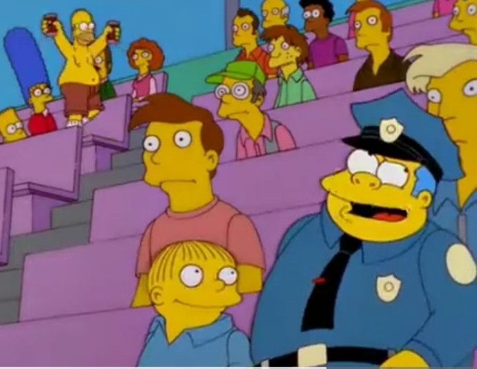 Frame de los Simpsons con Ralph y su padre en primer plano y el jefe Wiggum diciendo 'Si, ojalá'