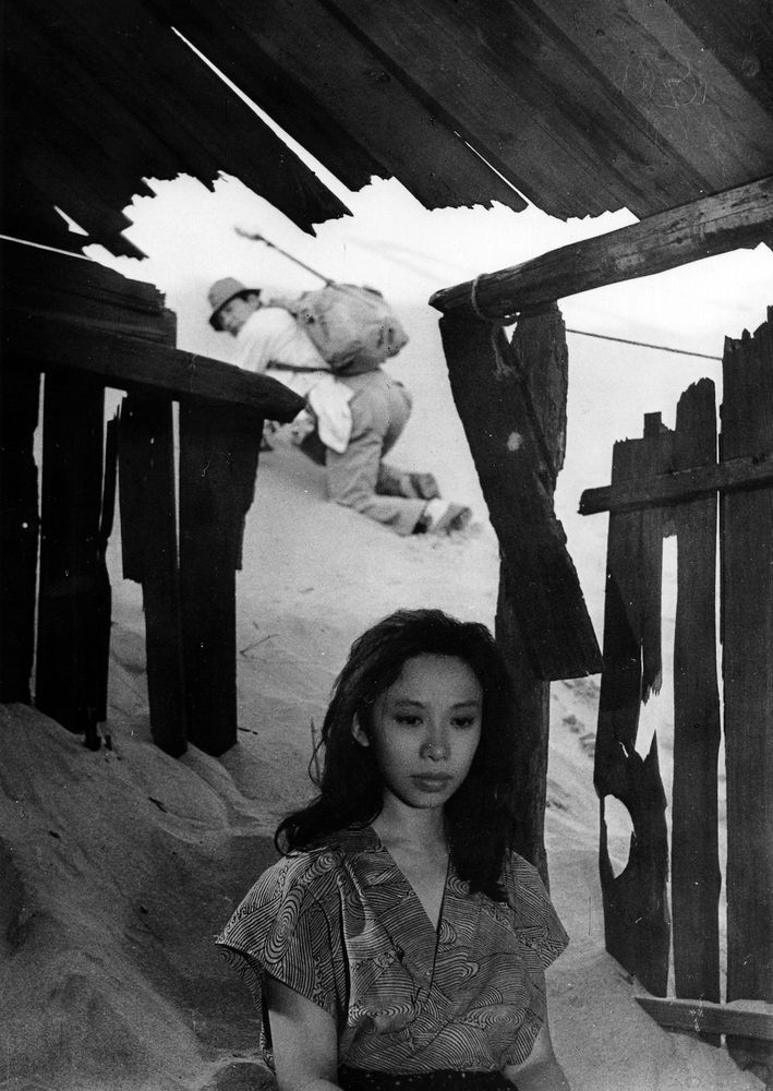 Still from the 1964 film 'Woman in the dunes/砂の女'