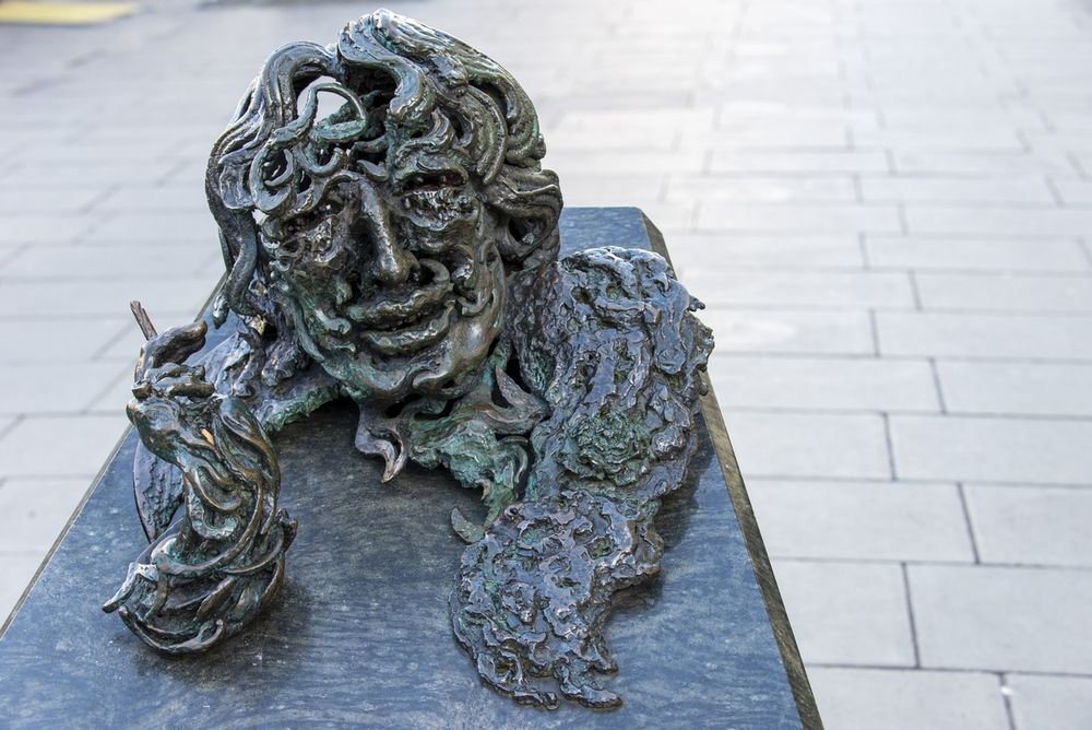 Close up of Oscar Wilde. He looks like he's made of snakes