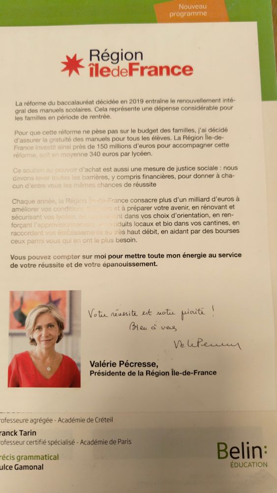 Petit mot de Valérie Pécresse, présidente de la Région Île de France, expliquant que grâce à sa grande générosité, les manuels scolaires sont gratuits.