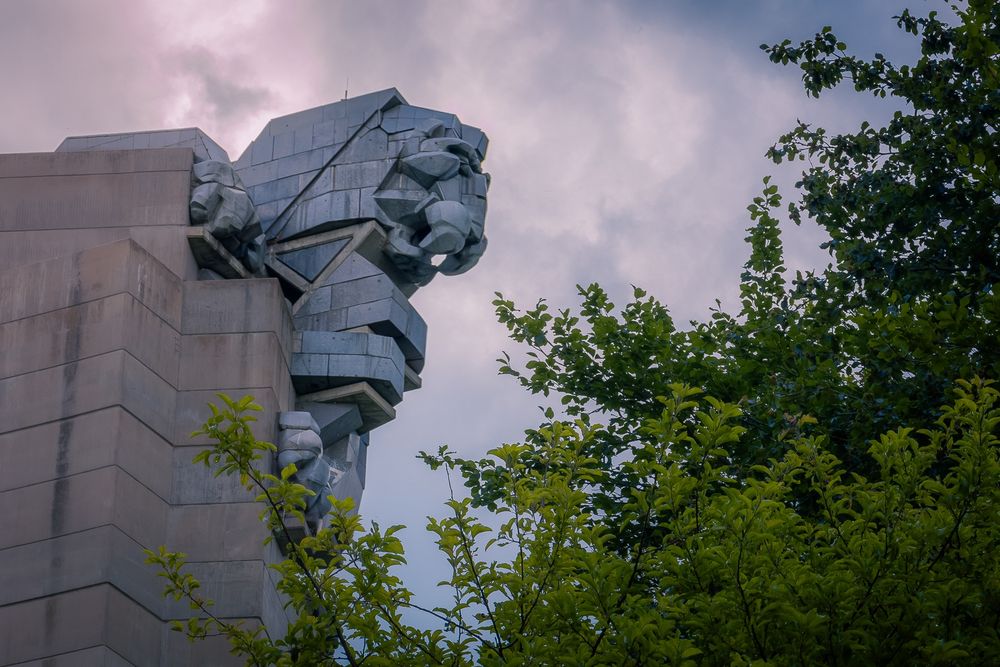 A huge stone lion peers over from the top of the Shumen Monument.