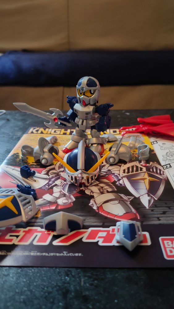 SD Knight Gundam entouré de ses pièces d'armure