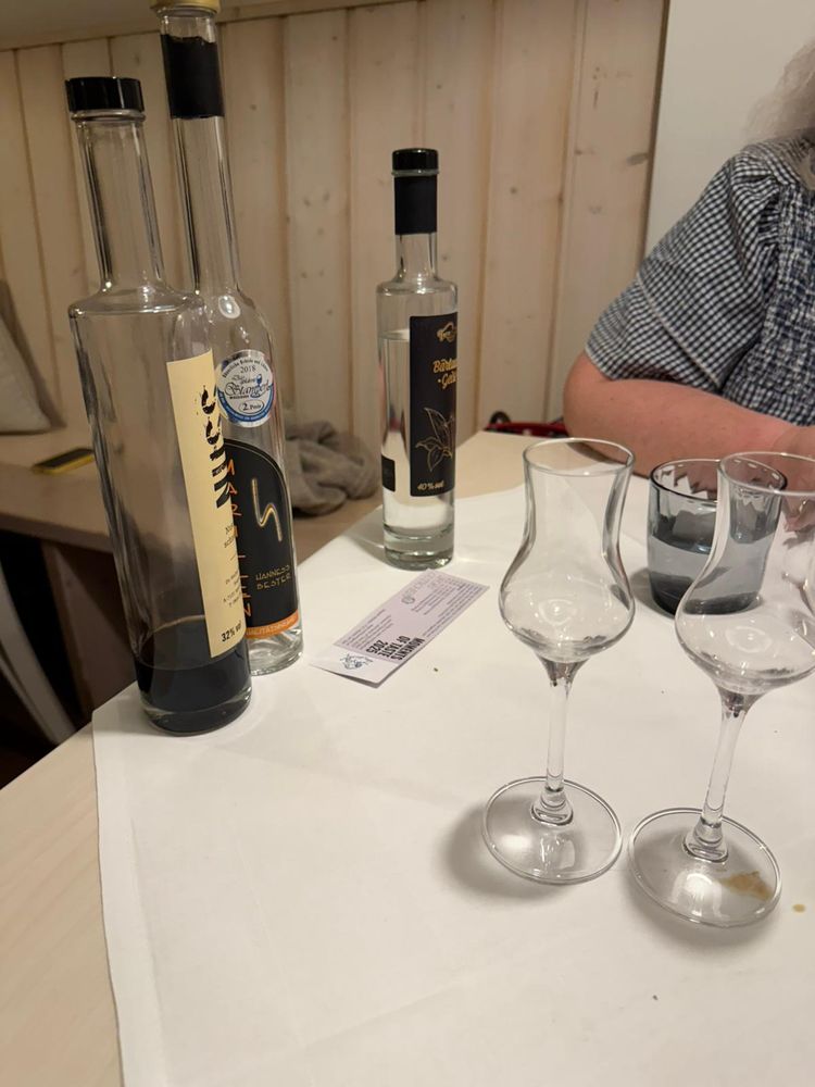 Zwei Stielschnapsgläser und drei Verdauungsschnäpse zur Auswahl.